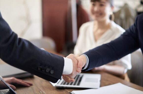 企業内弁護士（インハウスローヤー）の年収相場を経験別・業界別に解説