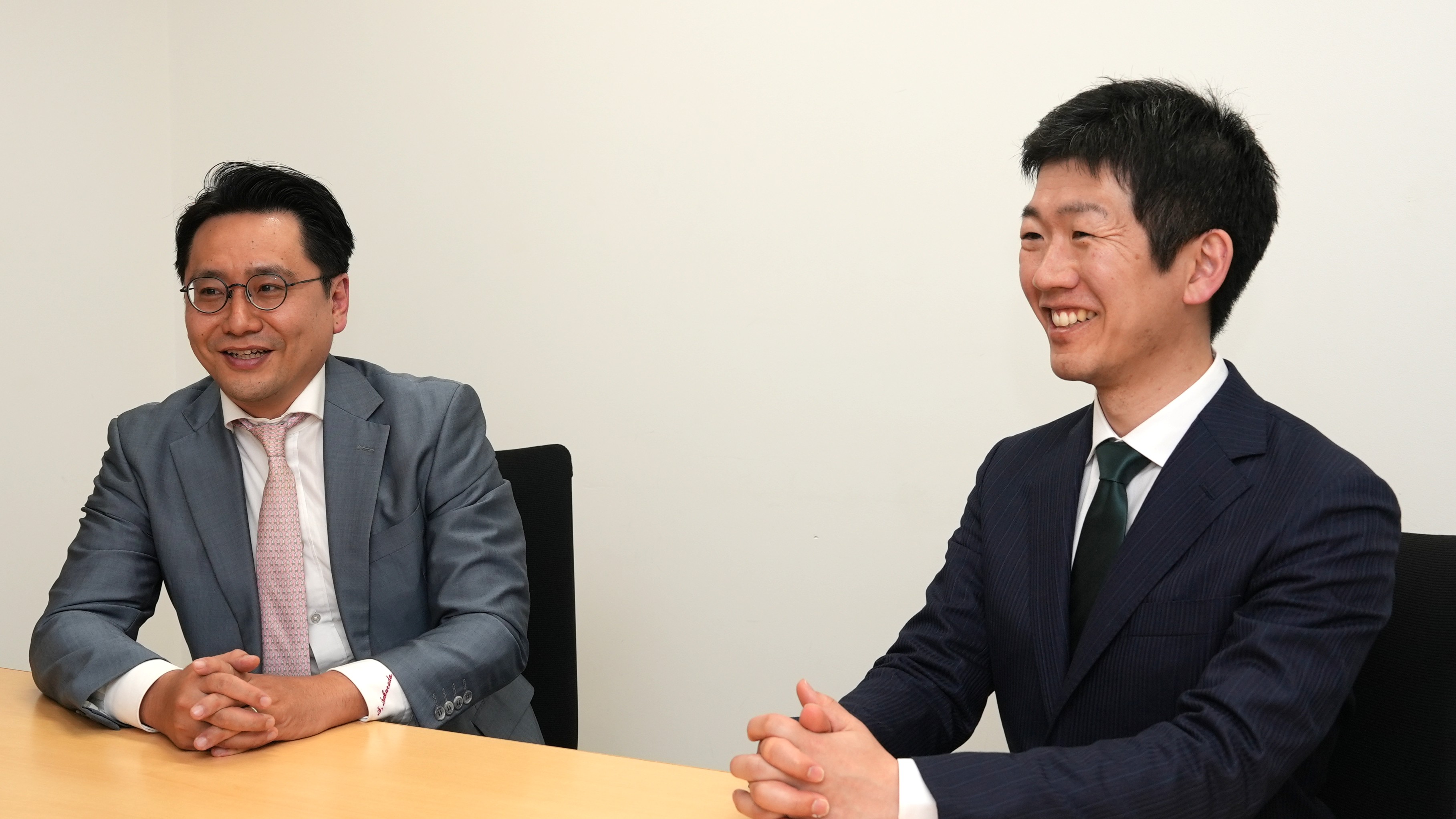 ソースネクスト株式会社 CLO 櫻田 晋太郎様(左)／ポケトーク株式会社 管理ディビジョン 法務チーム マネージャー 田中 一樹様(右)